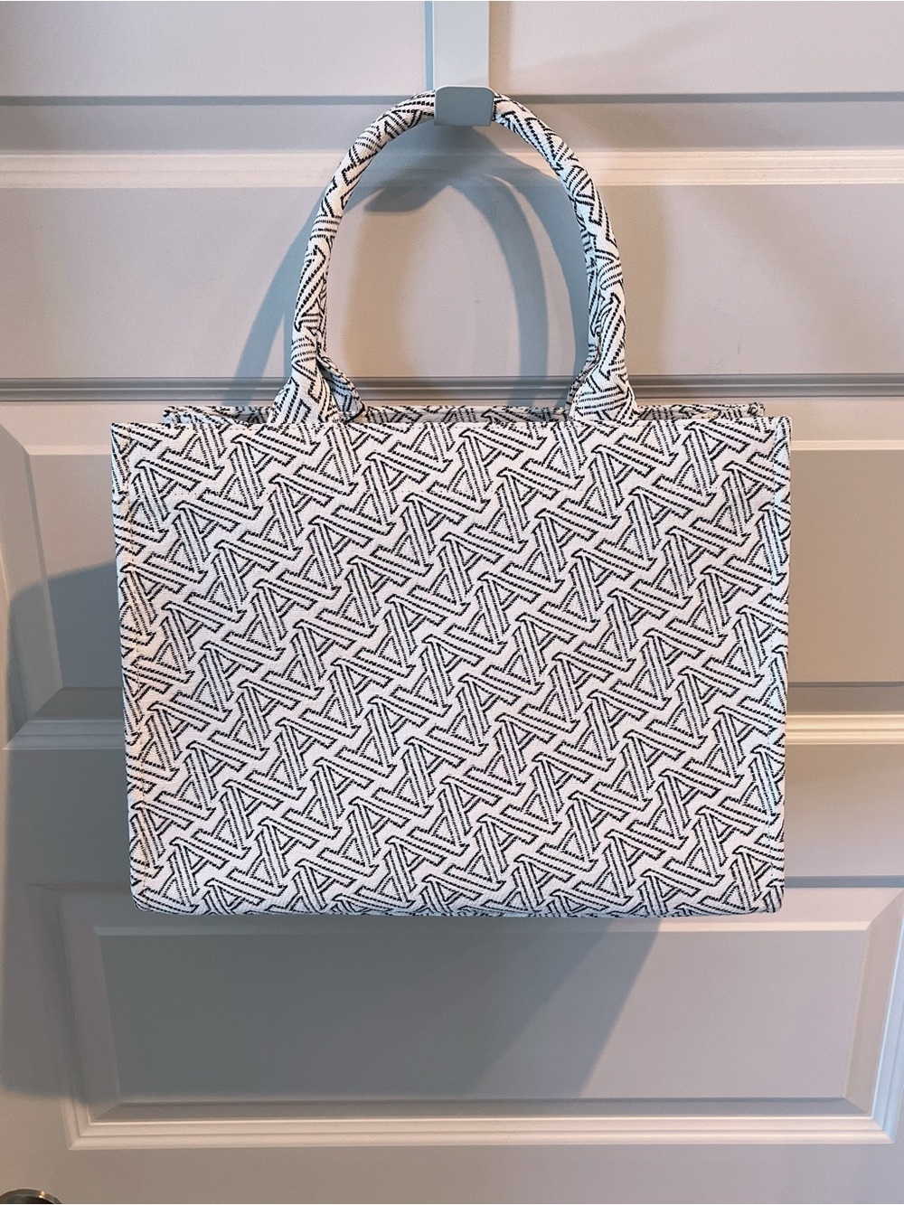 NWT Aritzia Keep Patterned Navy & White Tote Bag